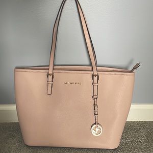 **LIKE NEW WITH 🏷** Michael Kors (MK) -Jet Set Travel Tote - Leather in Ballet
